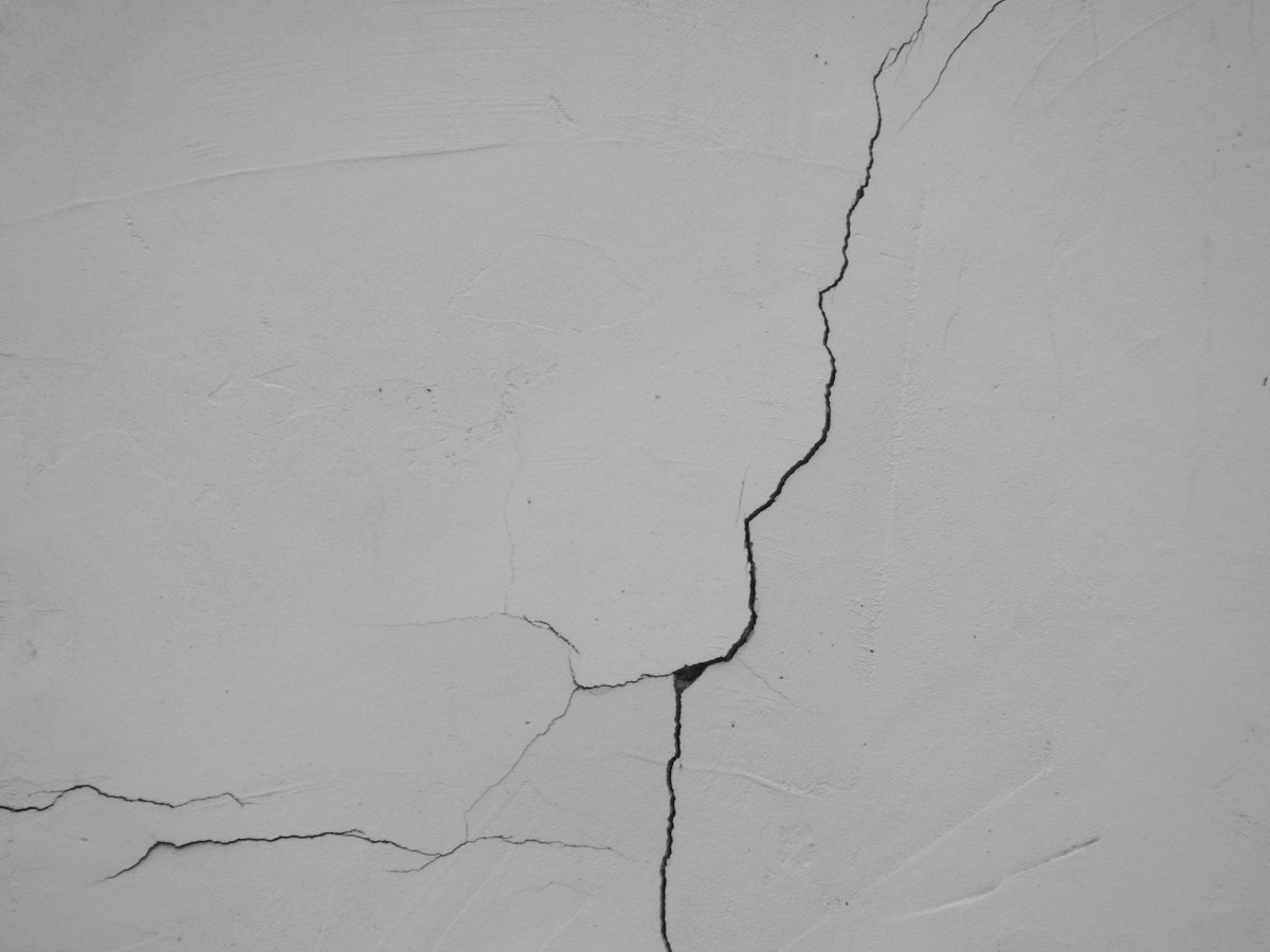 Crack in a wall of a renovated home in Valencia