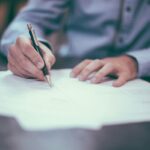Perito caligrafo firma de un contrato con boligrafo – PERITOS JUDICIALES