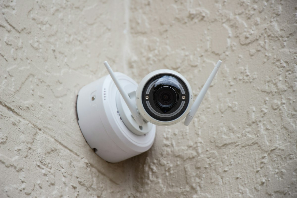 Cámara de videovigilancia en la fachada de un edificio