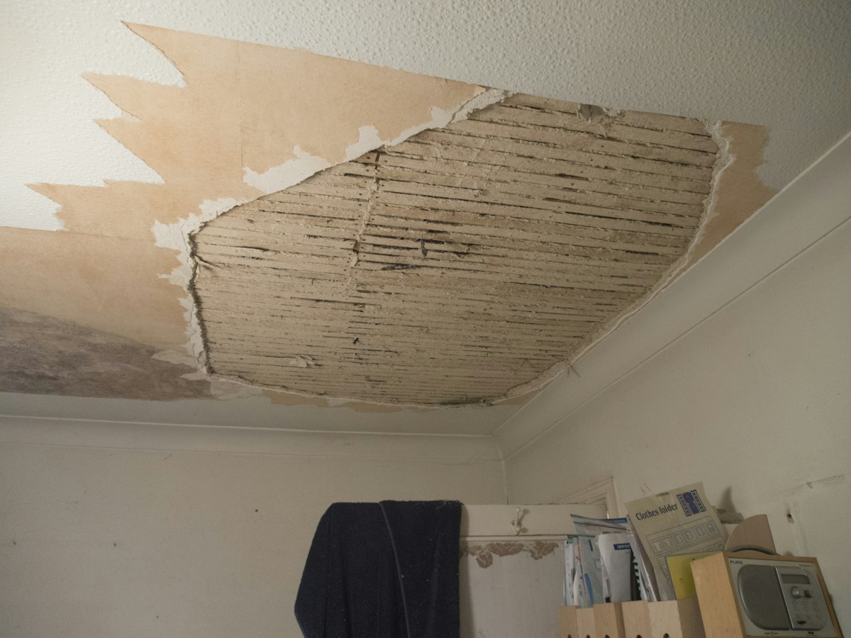 Durch einen Wasserschaden beschädigte Decke