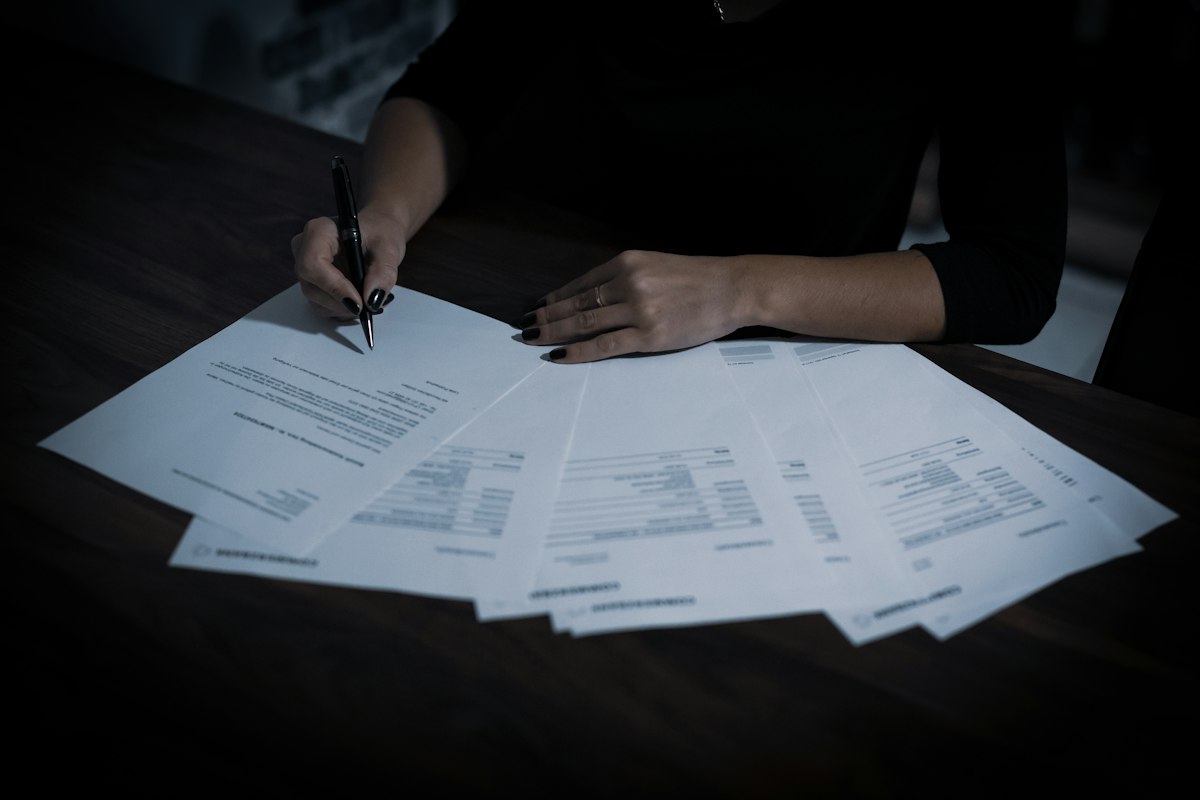 Manos de una persona mayor sobre unos documentos
